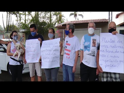 Moradores protestam contra a instalação de portões na Floresta Estadual Edmundo Navarro de Andrade