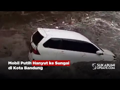 Mobil Putih Hanyut ke Sungai di Kota Bandung
