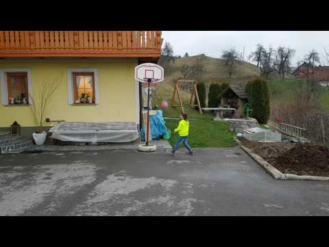 Filip igra košarko.