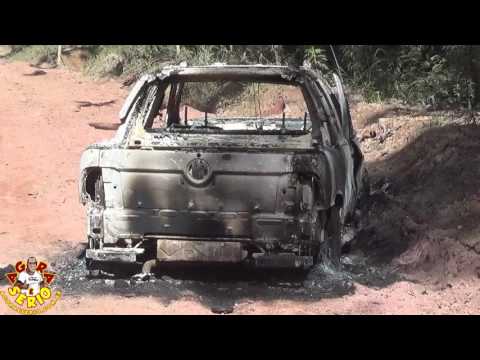 Carro queimado na Estrada da Sama de Juquitiba