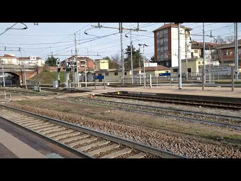 Treno Covid E402 179 IC SUN in testa e E402 134 IC SUN in coda in transito alla stazione di Asti