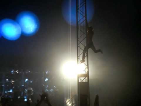 Free Festival 2010 - Hardstyle - Kerel klimt omhoog