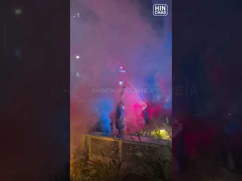 "¡BANDERAZO DE LA HINCHADA DEL DIM EN BOGOTÁ! " Barra: Rexixtenxia Norte &bull; Club: Independiente Medellín