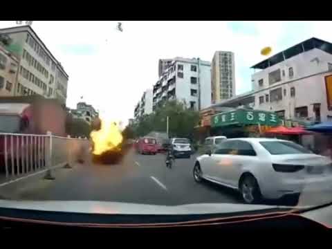 Araba hareket halindeyken 3 kez infilak etti. Araba tamamen eridi.!