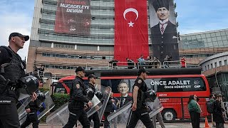 Policía turca usa gas lacrimógeno para irrumpir en la sede del CHP