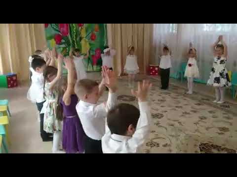 стихотворение бегут ножки по дорожке. текст песни ручки. ножки кошки бежали по дорожке. ручки ручки ножки ножки побежали. стихи для дошкольников.