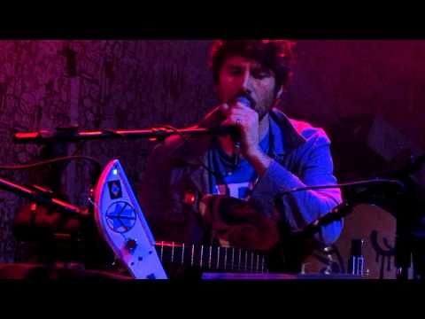John Ulhoa with Gruff Rhys - No Aeroporto (Pato Fu) - 07/03/2012