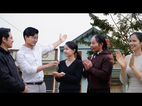 Everyone was overjoyed with the special gift Thu gave to Toàn and Tử Diễm. 