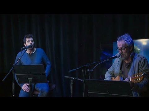 Patrick Fiori chante "Oh Corse, île d'amour" à la guitare avec Jean-Pierre Marcellesi
