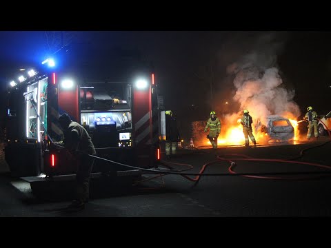 Osse Brandweer komt met spoed ter plaatse bij een autobrand aan de Gezondheidslaan in Oss