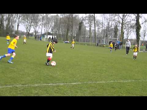 De spelers gaan onvermoeibaar door, mooie redding van keeper SCH '44.