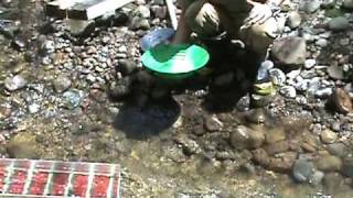 preview picture of video 'How to use a sluice box'