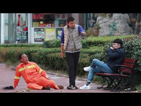 當小伙街頭打罵環衛工人......