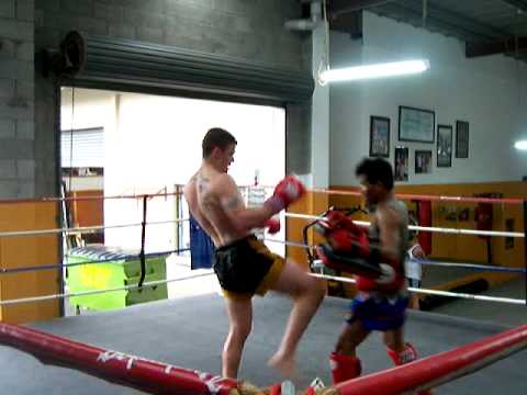 John Wayne Parr work Thai pads with Kru Dip '06