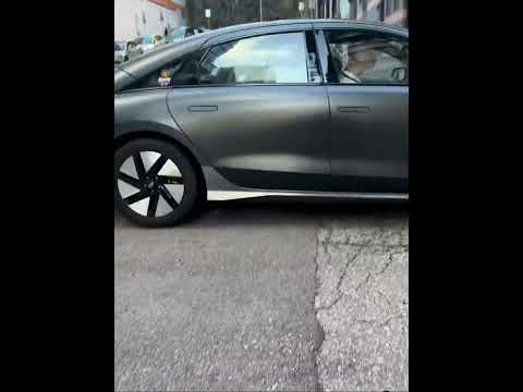車CAM直擊 - (好人好事) 電單車司機主動救路中心車底白鴿