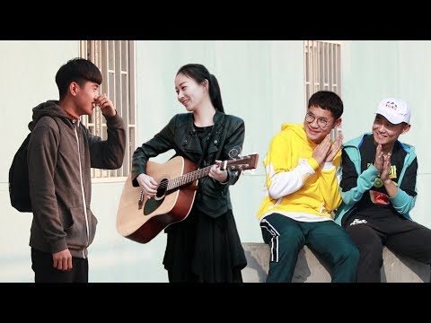 漂亮姑娘突然對男生唱情歌，他們都按捺不住了