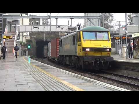 Freightliner 90041 Container Train passing Canonbury