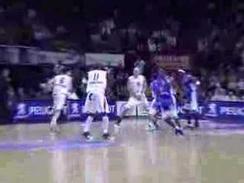 12 17-11-07 BCO-Mons - En opnieuw de score van Greg Brunner.