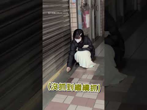 【太狠了】妹子徒手抓蟑螂 男友嚇壞秒逃跑｜女友｜伴侶｜蟑螂｜暈船｜反差｜驚訝
