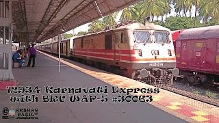 preview picture of video 'Karnavati Express Accelerating past vangaon'