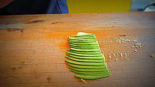 Смотреть онлайн Как нарезать авокадо для суши и роллов