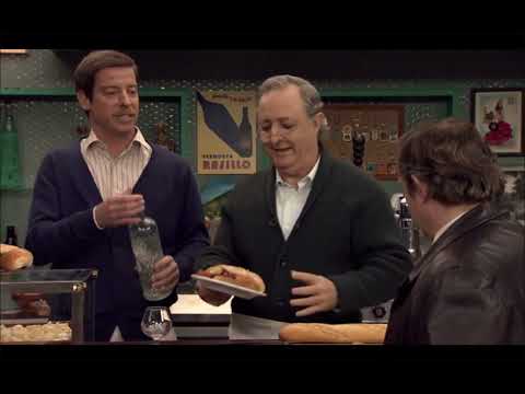 Amar C541 - Marcelino enseña los perritos calientes en el bar