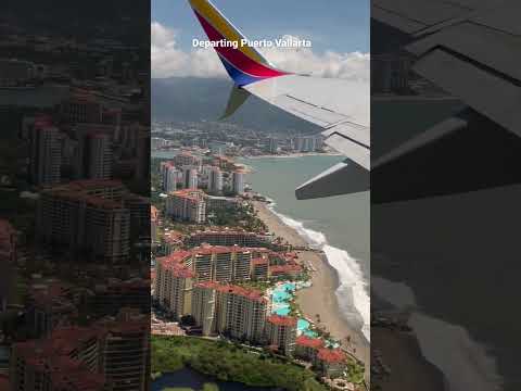 Vista da asa quando partimos de Puerto Vallarta em setembro. Excelente vista dos hotéis próximos ao aeroporto.
