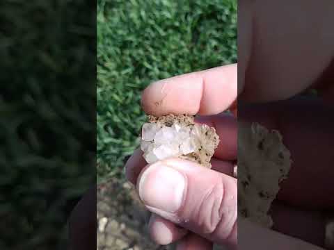 Kleine Kristallstufe beim Spaziergang gefunden