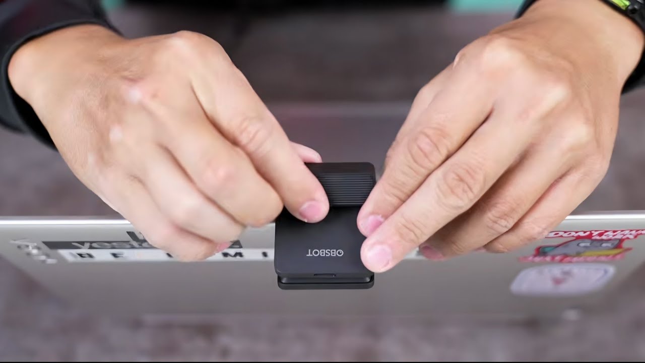 Kamera MacBook Pro pun sungkem sama ini.. 
