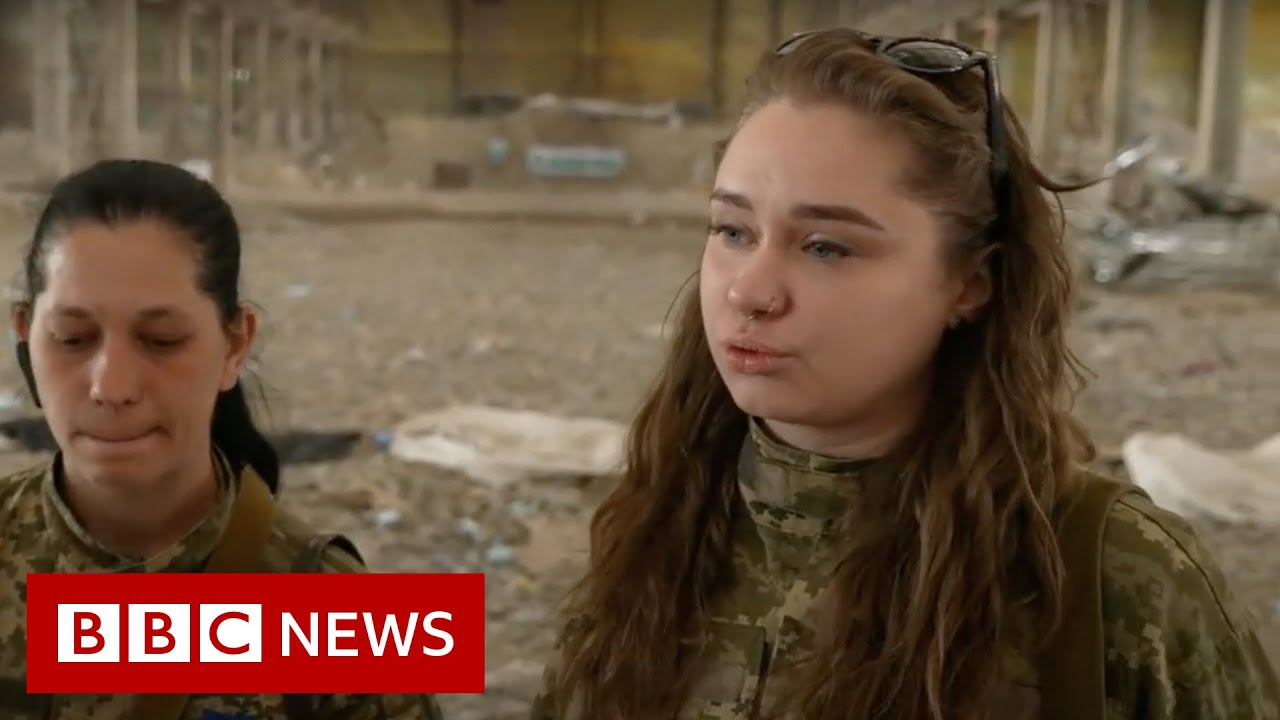 The Ukrainian volunteers picking up guns to fight Russia - BBC News