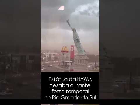Estátua da liberdade desaba em Guaíba no Rio Grande do Sul