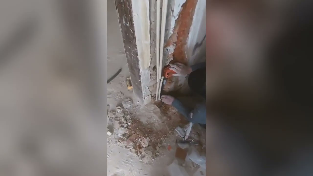 Hassan Matried al lavoro nella casa dell'uomo arrestato per il suo omicidio