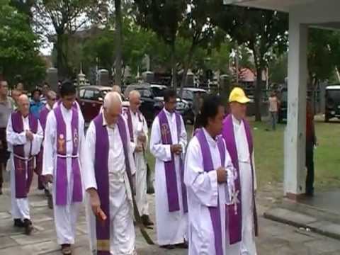 2012-08-03-Perarakan Memasuki Halaman Gereja
