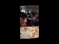Ze vreten een halve appeltaart als dessert