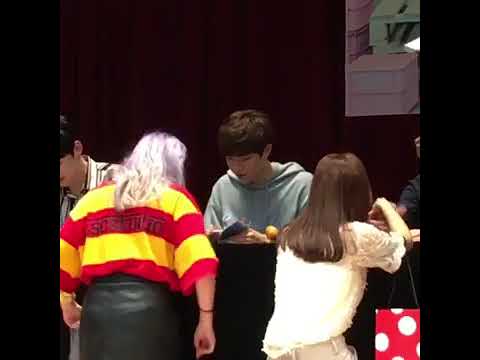 WANNA ONE  fansign  jaehwan I'm jealous of that girls! 😭 ❤