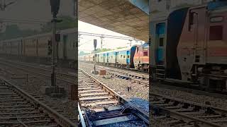18519 MUMBAI LTT EXPRESS OVERTAKING 17201 GOLCONDA EXPRESS AT MDR....DOC ON : OCTOBER 23