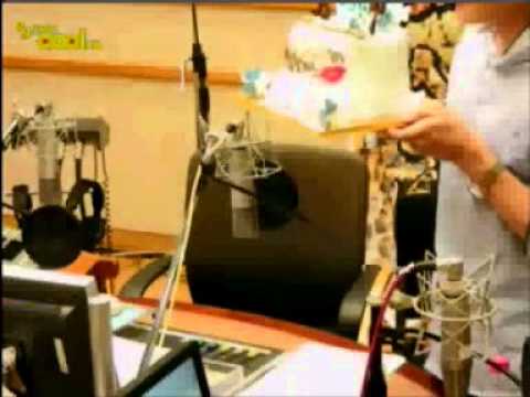 18082010 Sukira Hyuk with 4th Anniversary cake