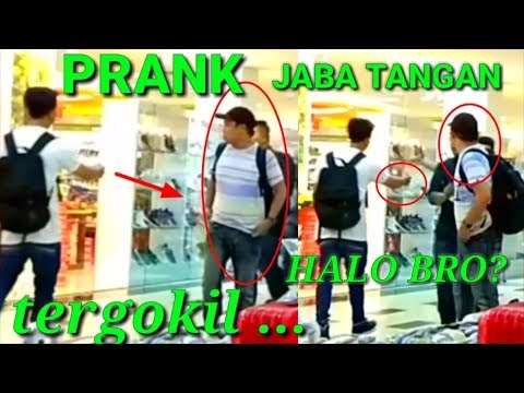 pura-pura-sapa-prank-jabat-tangan-orang-tergokil-ft-syarif-sun-joon-prank-papua-part1