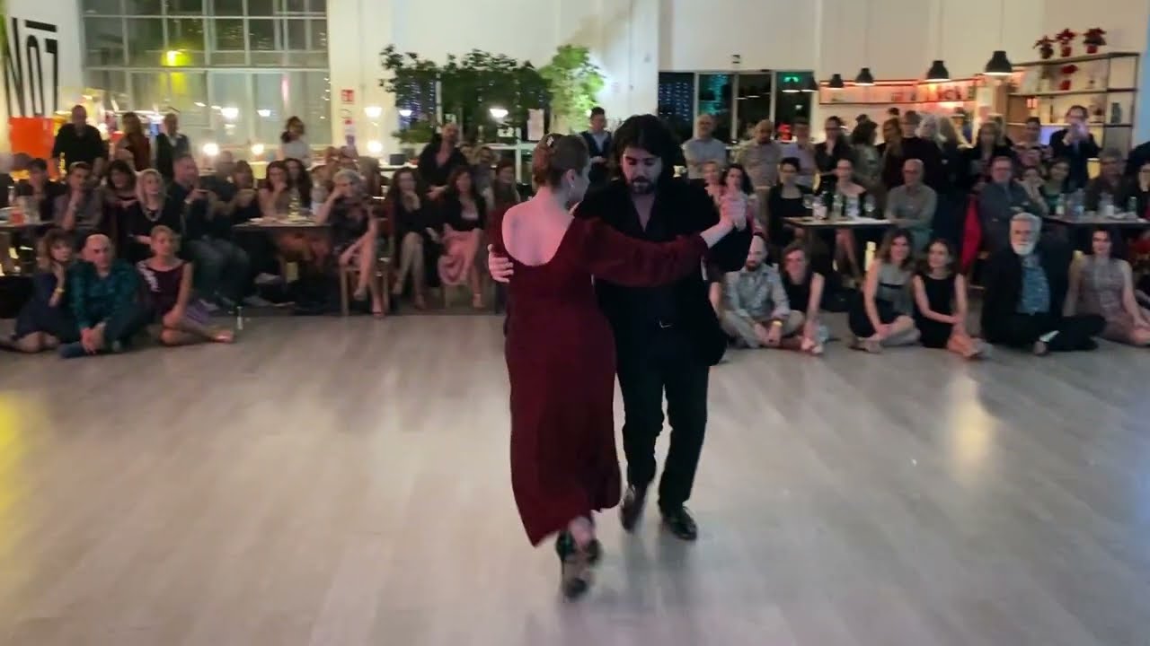 Fernando Sanchèz y Ariadna Naveira  -  Cuatro Palabras  - Juan D'Arienzo