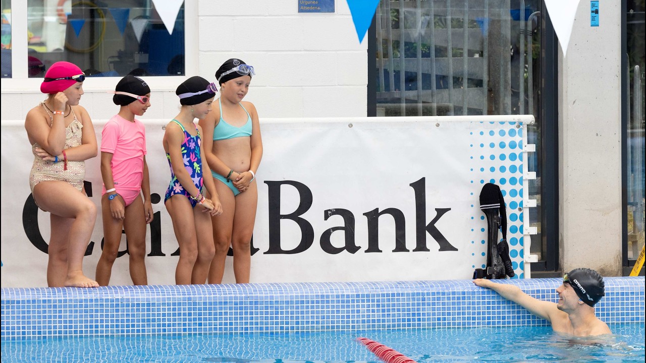 Vídeo que resume la charla inspiradora y la clase de natación que el medallista paralímpico Íñigo Llopis impartió a unos niños en Donostia
