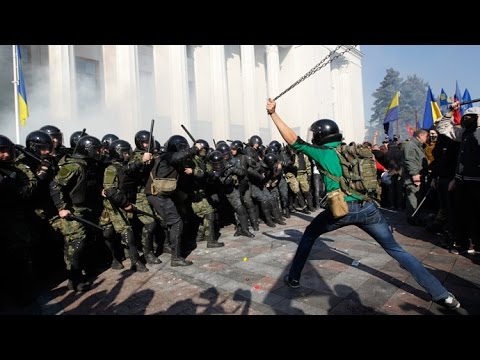Bats & Chains: Ukrainian nationalists clash with riot police in Kiev