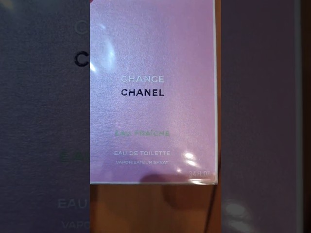 Vídeo relacionado con Chance Eau Fraiche por Chanel Twist and Spray Recargable Eau de Toilette Monedero Spray 20 ml y 2 x 20 ml Recambios
