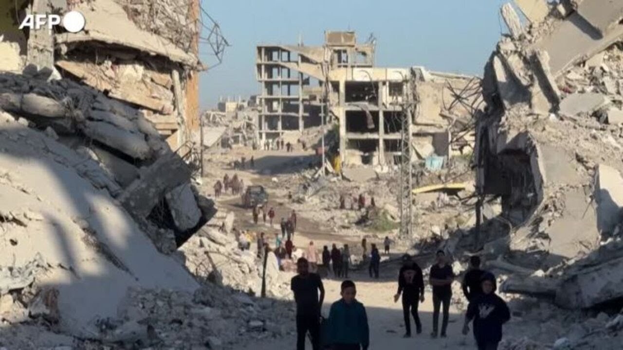 "Distruzione e ancora distruzione", gli abitanti di Gaza City tornano tra le macerie