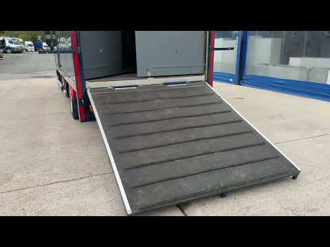 IVECO 75E16 7.5 TON AUTO 3 STALL HORSE BOX ON AIR - Image 2