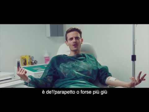 Grande petto e mal di schiena Accumulo nel ginocchio