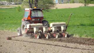 preview picture of video 'Planting corn with MF265 and IH 56 (Plate) Planter'