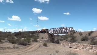 preview picture of video 'Tren del Belgrano Cargas y Logística (FCGB) pasando puente sobre río Marayes (San Juan)'