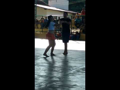 Kelly e Felipe Dançando Lambada Na Escola.