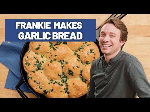 This Soft Cheesy Garlic Pull Apart Bread Is a Solid Dinner Solution!