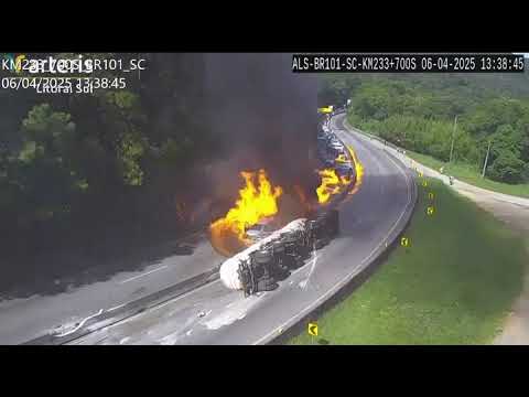 Caminhão tombou e pegou fogo no Morro dos Cavalos, Palhoça, SC.